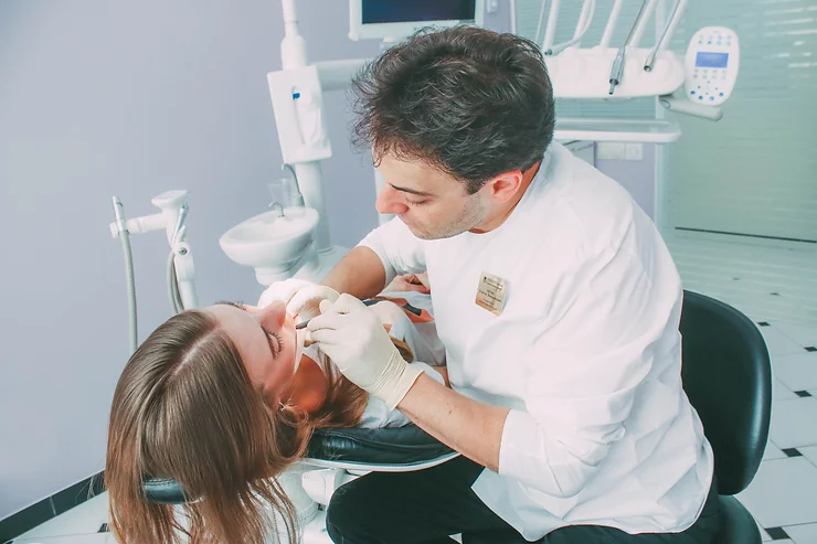 Зубной мост или имплантация? Что выбрать для преображения улыбки, объясняет эксперт